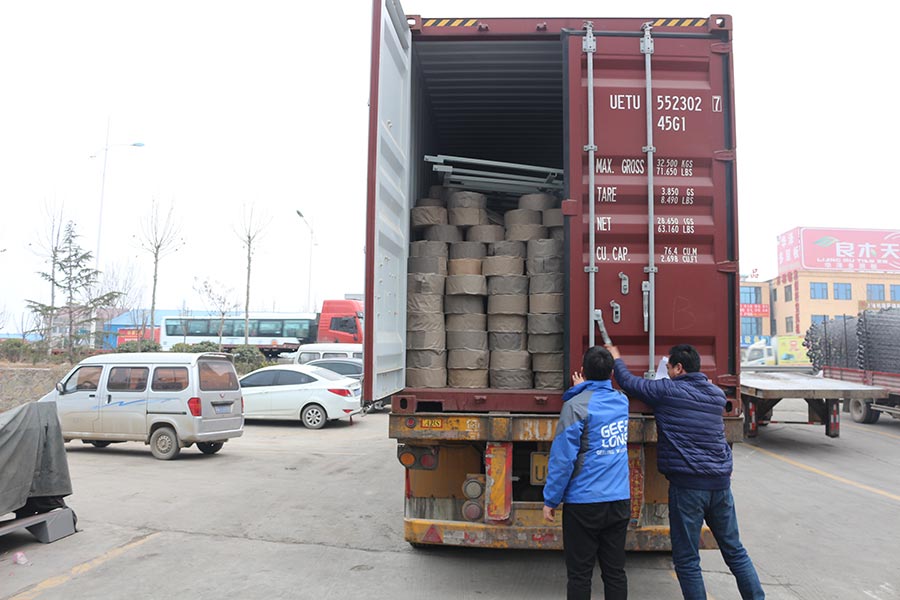 Machines à placage de bois et pièces détachées exportées au Gabon