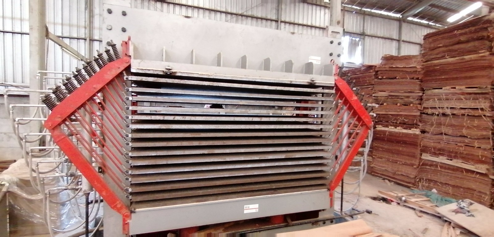 Machine de séchage de placage de type presse à chaud / sécheuse de presse à chaud solide / machine de séchage de placage fonctionnant bien dans l'usine du client en Indonésie