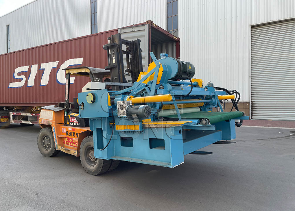 La Chine GEELONG a exporté une machine d'épluchage de placage robuste de 5 pieds et un chariot élévateur de marque 3T HELI en Indonésie