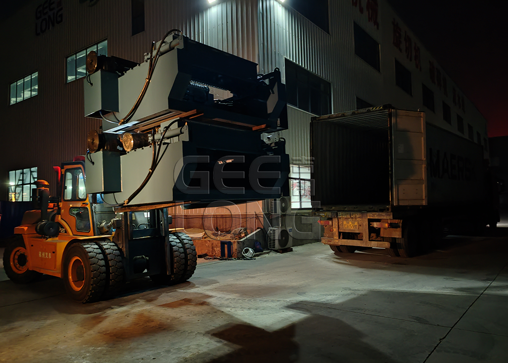 Geelong exporté de la machine de pelage de placage et machine à ponçonner en Indonésie en Indonésie