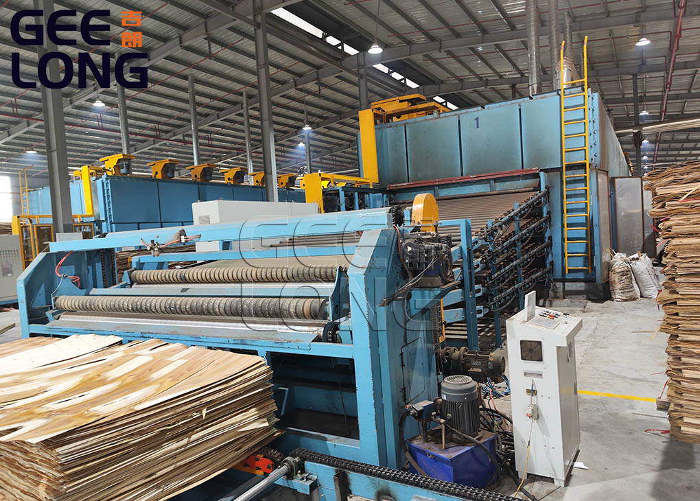 Machine de séchoir à placage de type rouleau en porcelaine exportée vers la Russie par Shandong Geelong Machinery Company.
