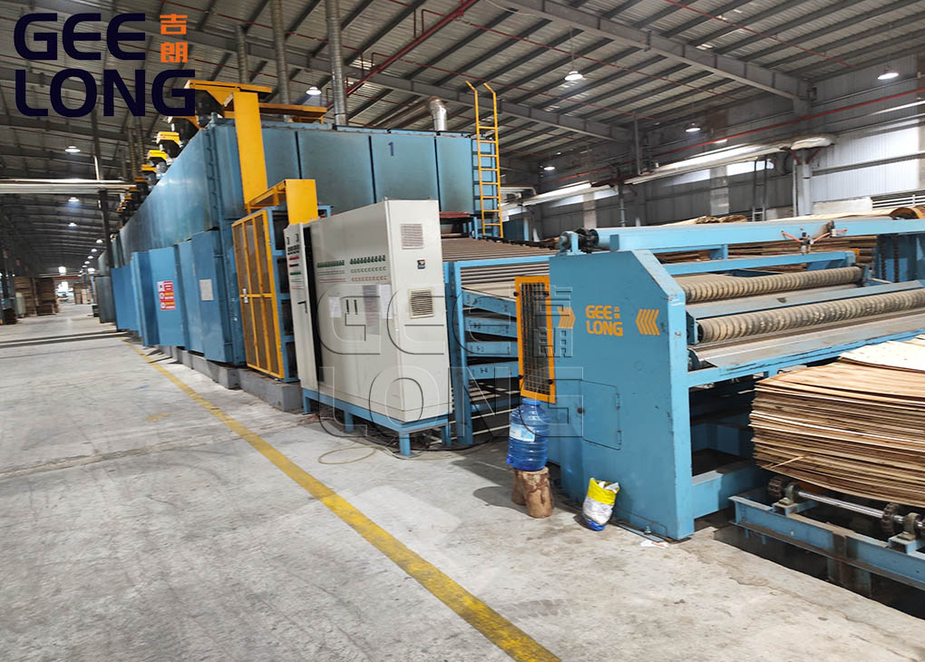 Machine de séchoir à placage de type rouleau en porcelaine exportée vers la Russie par Shandong Geelong Machinery Company.