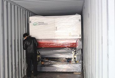 ponçage de contreplaqué et chargement de conteneur de machine de presse à chaud contreplaqué terminé