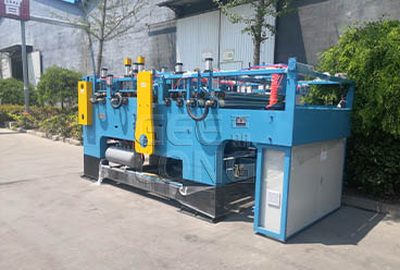 GEELONG a exporté une machine d'épandage de colle pneumatique de 8 pieds et une machine à jointer les doigts de placage de type L