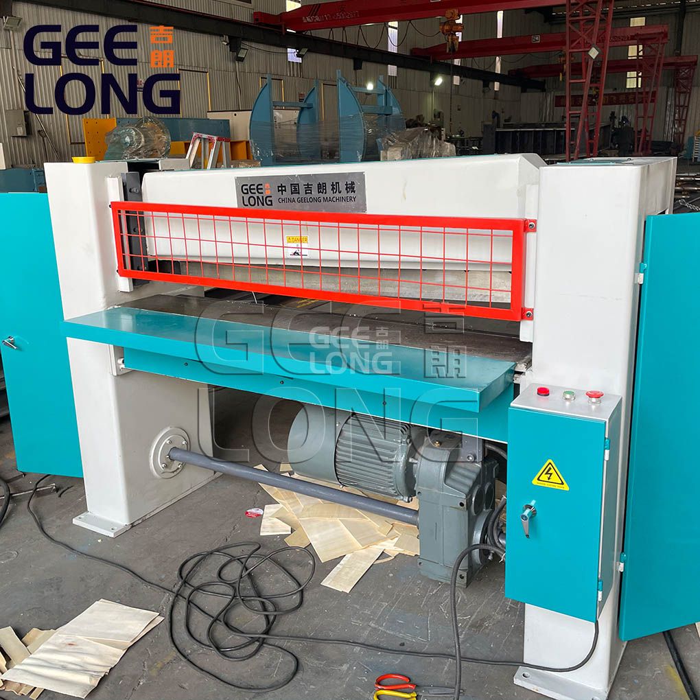 Machine à couper les placages pour les placages à motifs verticaux