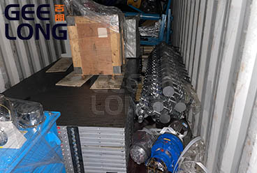 GEELONG a exporté une machine de séchage par presse, une machine à copeaux de bois et une machine à éplucher vers l'Indonésie