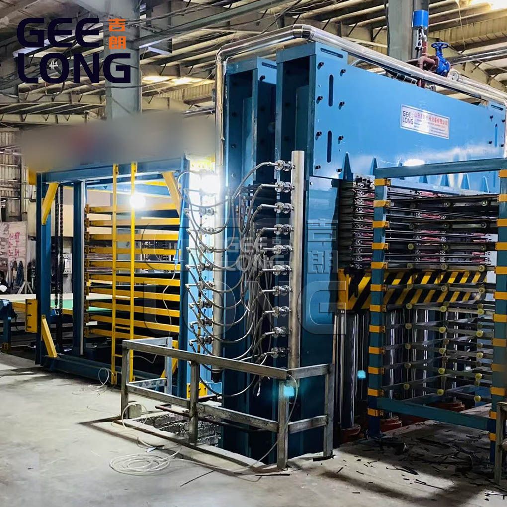 Presse à chaud semi-automatique pour contreplaqué filmé installée au Vietnam