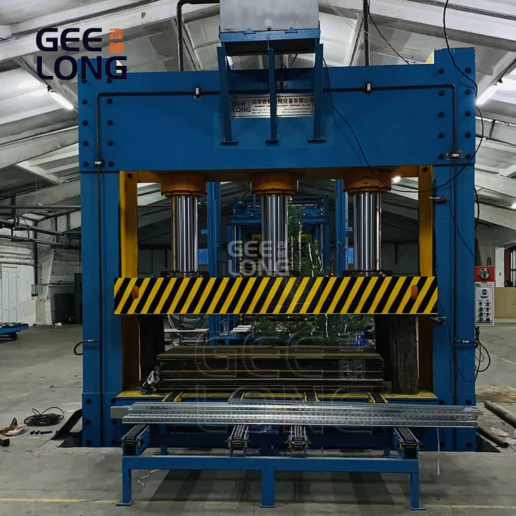 usine de machines de pressage à froid pour contreplaqué en Chine