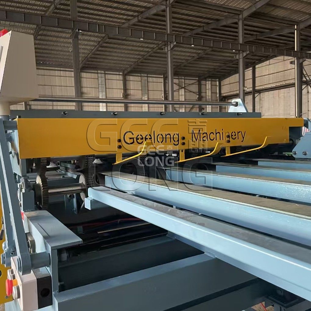 Machine à couper les placages en Chine