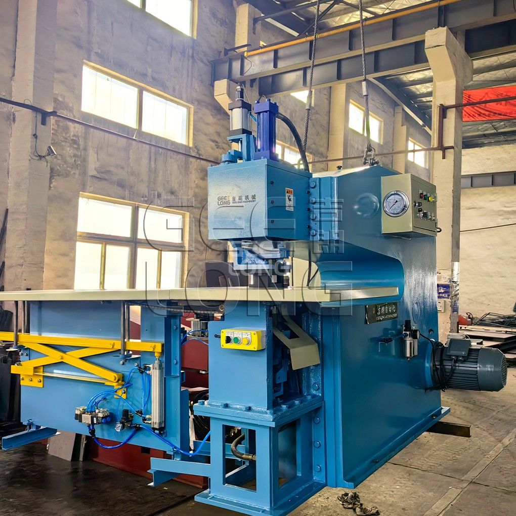 Machine automatique de placage avec dispositif d'alimentation en placage