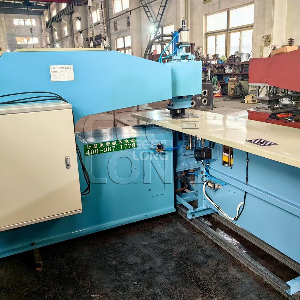 Machine automatique de placage avec dispositif d'alimentation en placage