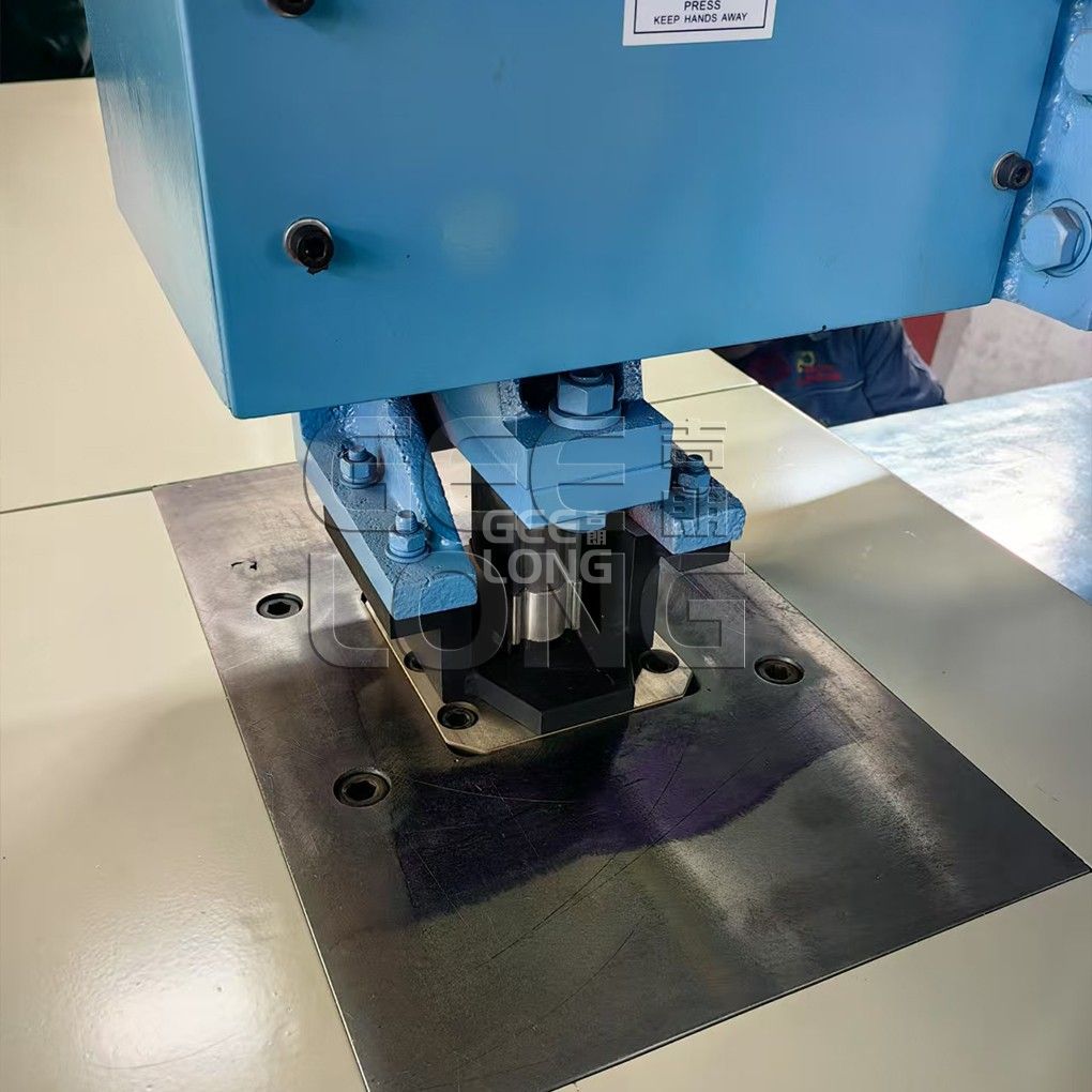 Machine automatique de placage avec dispositif d'alimentation en placage