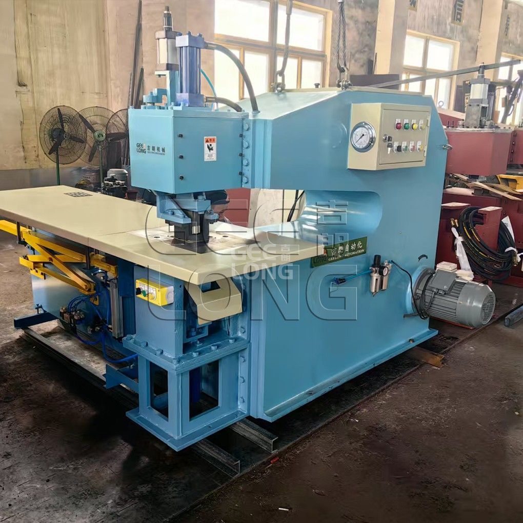 Machine automatique de placage avec dispositif d'alimentation en placage