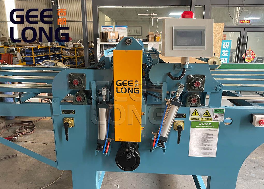 Machine à couper les placages par rotation