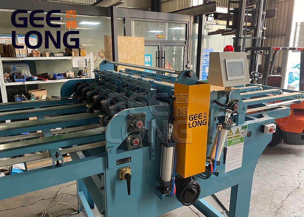 Machine à couper les placages par rotation