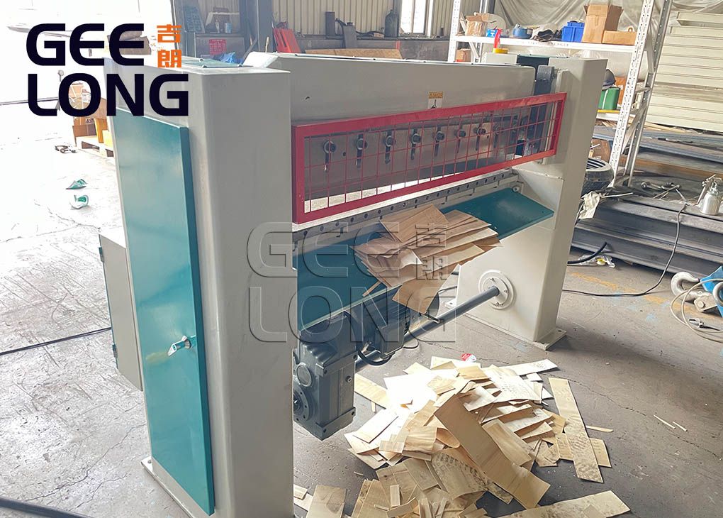 Machine à couper les placages pour les placages à motifs verticaux
