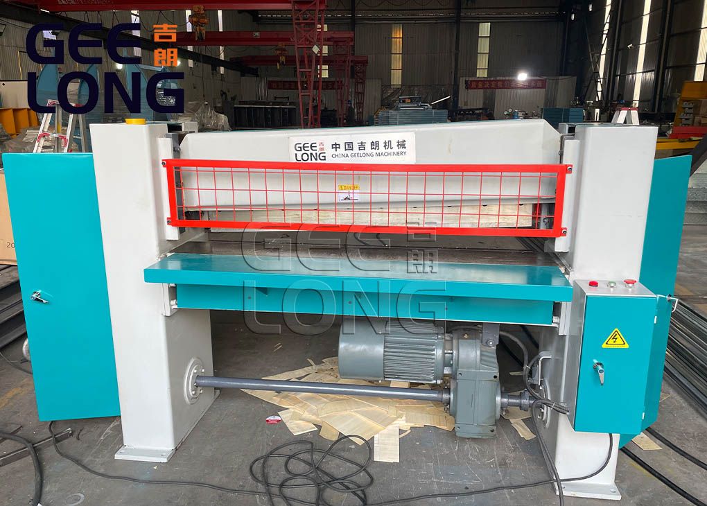 Machine à couper les placages pour les placages à motifs verticaux