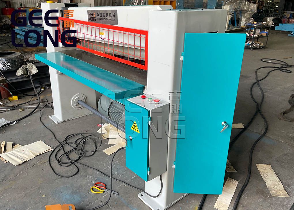 Machine à couper les placages pour les placages à motifs verticaux